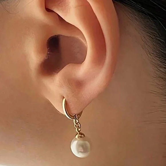 Elegant Gold and Pearl Necklace Set - Picture 6 of 7